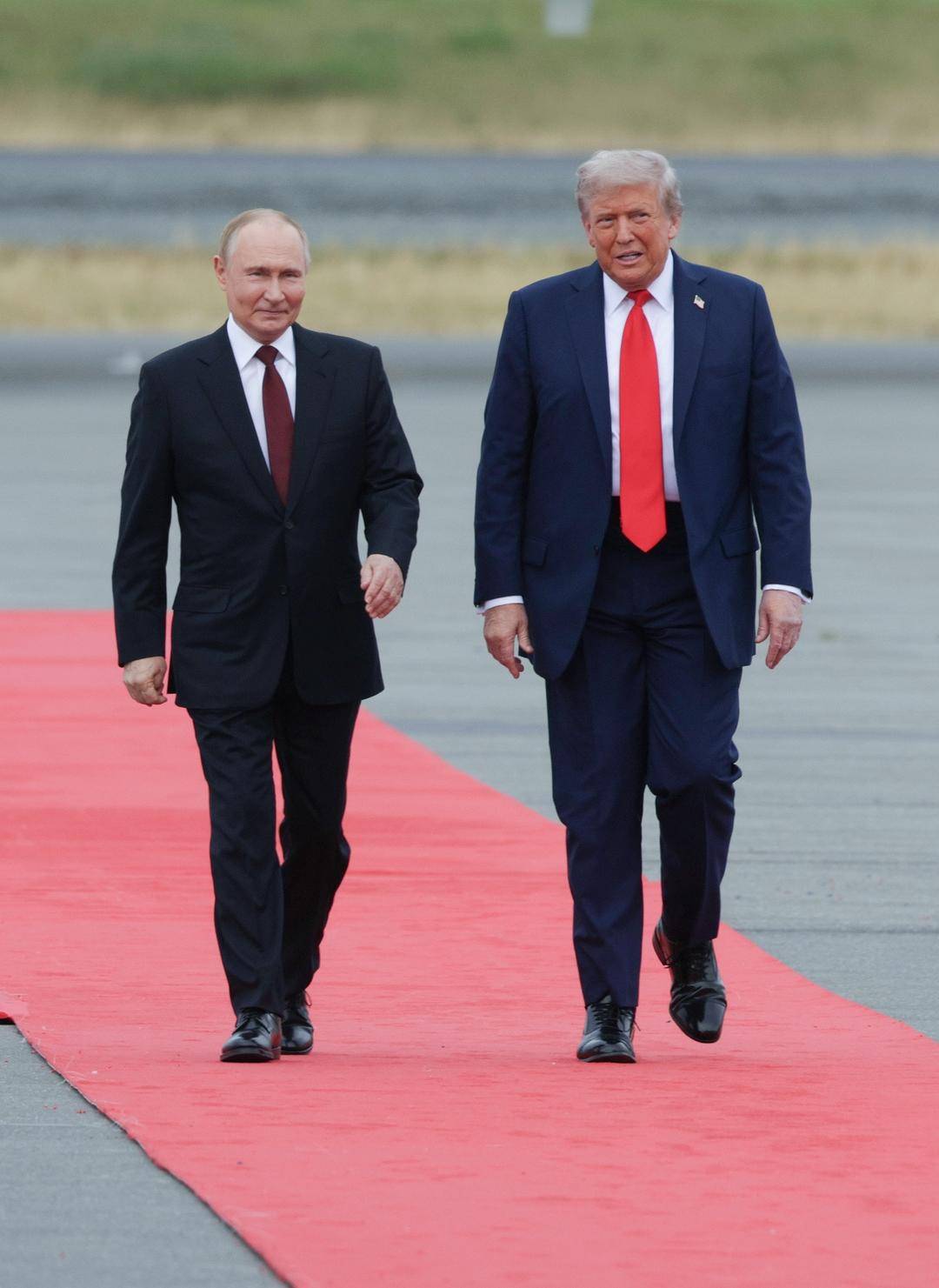 特朗普普京通话90分钟，特朗普：俄乌冲突和伊朗战事“可能在同一时间表上结束”